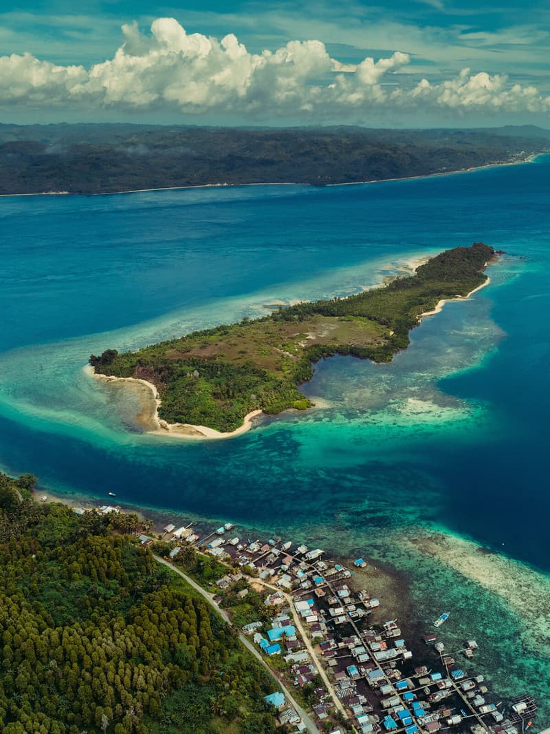 Sand spit and clear shallows near Asasal Island
